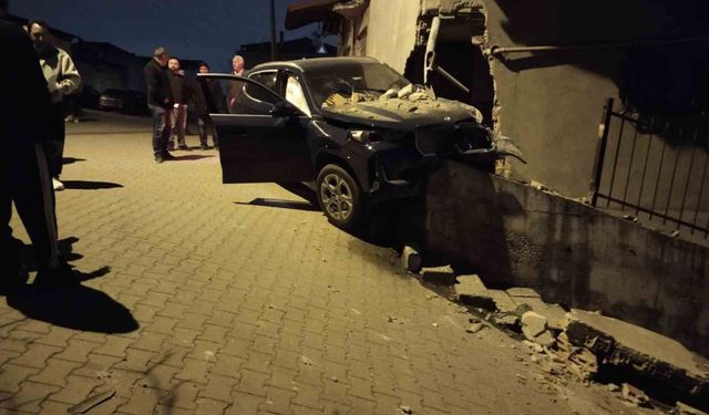 Ataşehir'de kontrolden çıkan otomobil, yıktığı istinat duvarında asılı kaldı