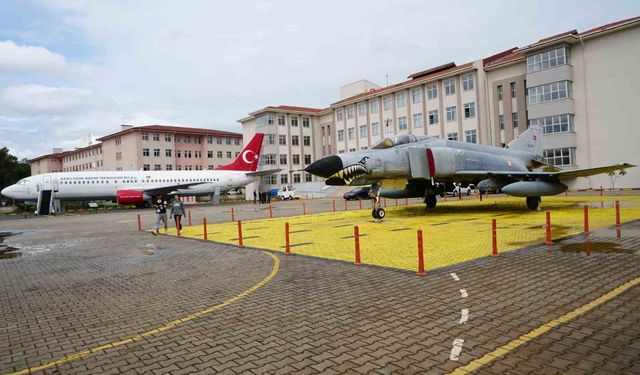 Bahçesinde Boeing 737 eğitim uçağı ve F-4 Phantom ile geleceğin havacılarını yetiştiren lise