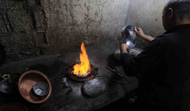Bakırcılar Çarşısı'nda zamana direnen son ustalar