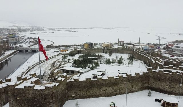Beyaza bürünen Ardahan Kalesi havadan görüntülendi