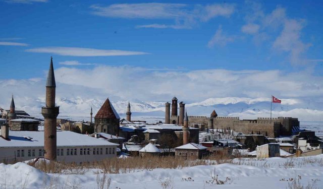 Bir diplomatik ricadan doğan teşebbüs: Erzurum'da İranlı çocuklar için mektep girişimi