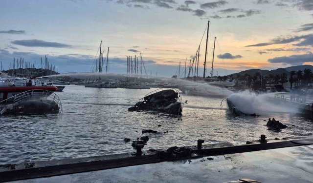 Bodrum'da 7 motoryat yanarak battı