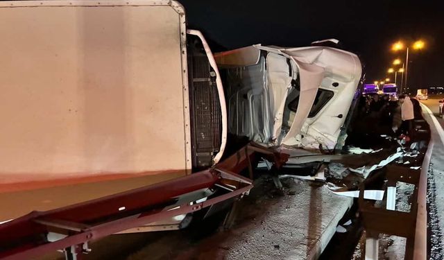 Büyükçekmece TEM Otoyolu'nda tır devrildi: Kilometrelerce trafik oluştu