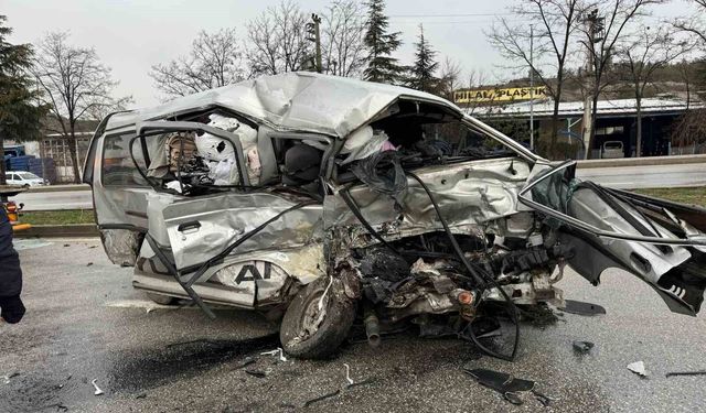 Çorum'da otobüs ile minibüs çarpıştı: 1'i ağır 7 yaralı