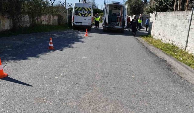 Dörtyol'da öğrenci servisi elektrik direğine çarptı: 4 yaralı