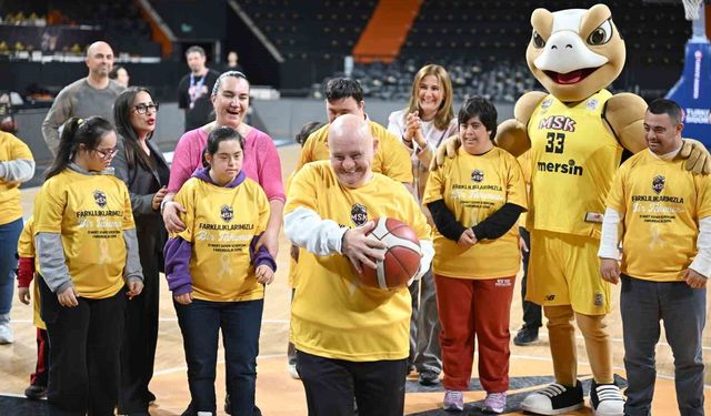 Down sendromlu çocuklar Mersin Spor Kulübü ile aynı sahada buluştu