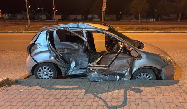 Erzincan'da iki otomobil çarpıştı: 1'i ağır 3 yaralı