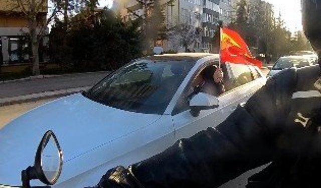 Eskişehir sokaklarında İspanya ve Türk bayrakları ile dolaşan sürücü