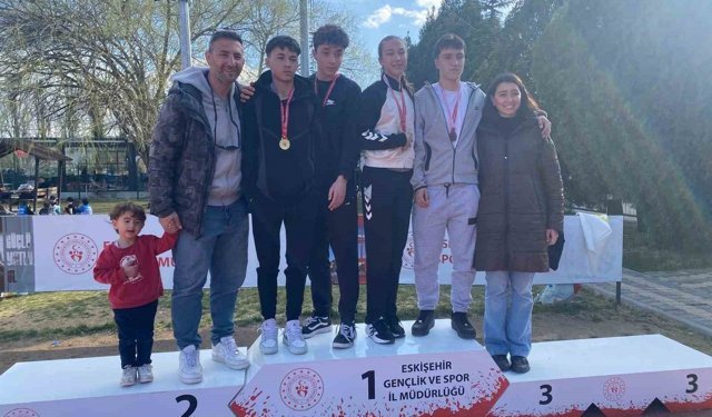 Genç atletler pistte kozlarını paylaştı