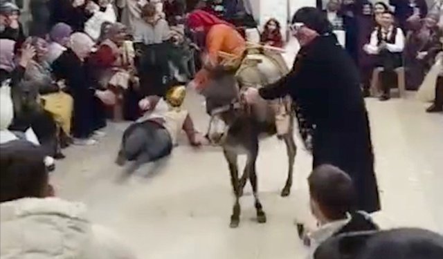 Gördes'te ilginç 'damat eğlencesi'