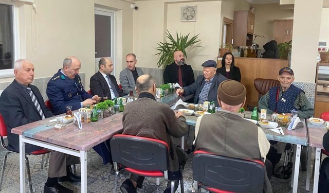 Huzurevi sakinleri bayramda unutulmadı
