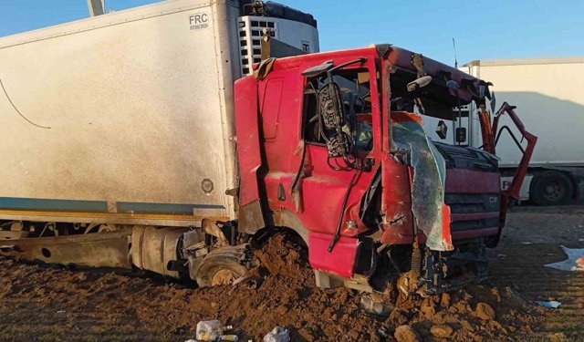 İran'da yeri delen füzenin şarapnel parçasının isabet etmesiyle genç şoföre mezar olan tırın görüntüsü ortaya çıktı