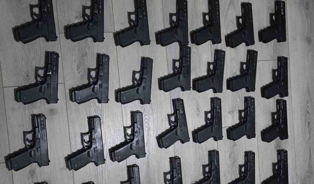 İstanbul'da gözaltına alınan kişinin evinden ve aracından 50 tabanca çıktı