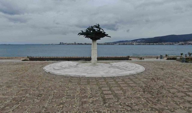 İzmir'de bayram tatili sessizliği Gündoğdu Meydanı'na yansıdı