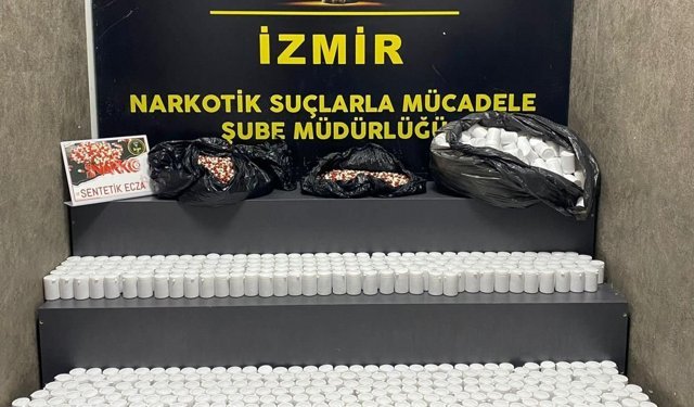 İzmir'de bir araçta 84 bin sentetik ecza ele geçirildi