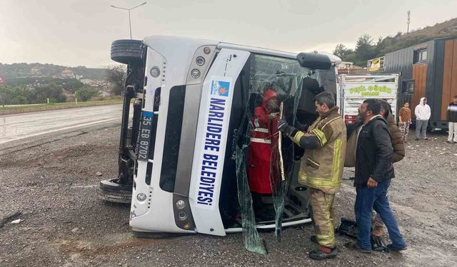 İzmir'de sporcuları taşıyan otobüs devrildi: 4 yaralı