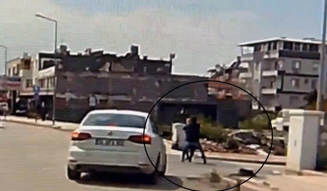 Kaldırımda yürüyen kadının boynundaki kolyeyi çalan hırsızın, ilk suçunda yakayı ele verdiği ortaya çıktı