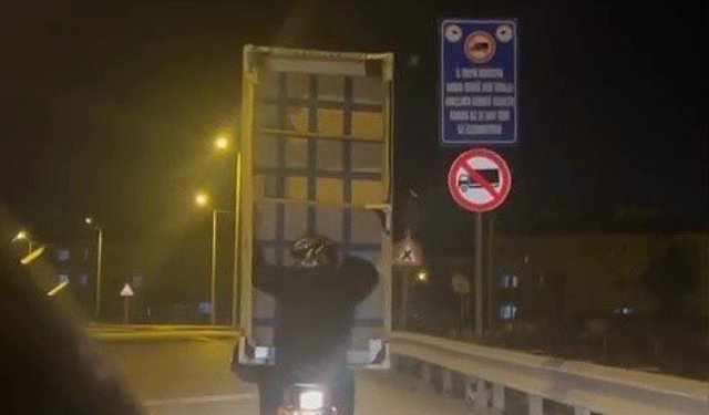 Kanepeyi motosikletle taşıdılar