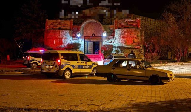 Kavgayı ayırmaya çalışan gece kulübü çalışanı bıçaklandı: Şüpheliler kaçtı