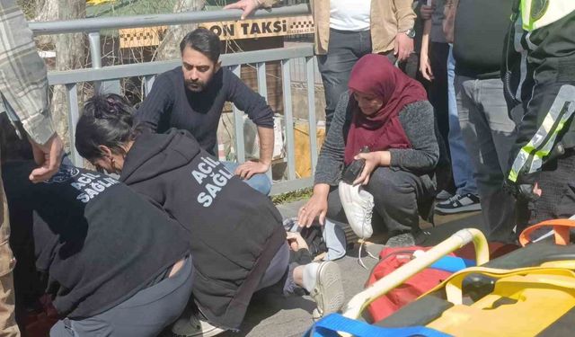 Kaza haberini alıp geldi, kızının elini tutup başını okşayarak teselli etti