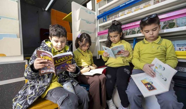 Mersin'de çocuklar tiyatro ve Kitobüs ile buluştu