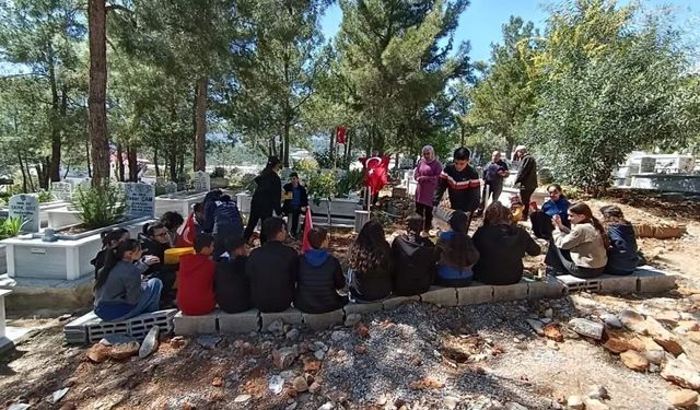 Mersin'de ortaokul öğrencileri şehit Sedat Yabalak'ı dualarla andı