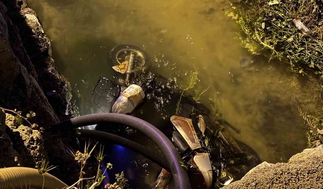 Mersin'de otomobilin çarptığı elektrikli bisiklet kanala düştü: 1 ölü, 1 yaralı