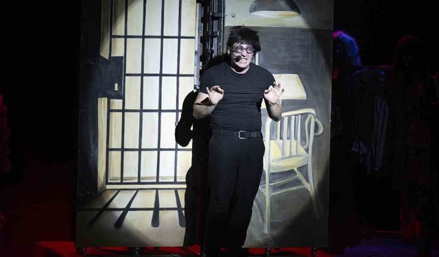 Mersin'de tiyatro şöleni 'Eyvah Nadir' ile sona erdi