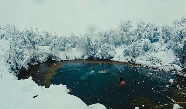 Muhteşem manzarada üç arkadaş kar yağışı altında gölette yüzdü