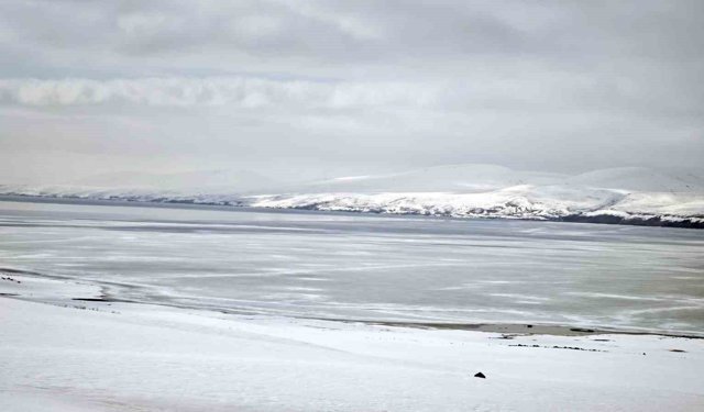 Nazik Gölü'nde buzların çözülmesi bu yıl gecikti