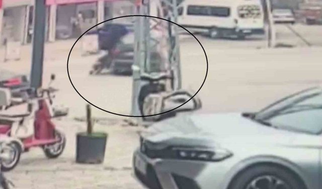 Otomobille çarpışan motosikletteki 2 kişinin yere savrulduğu anlar kamerada