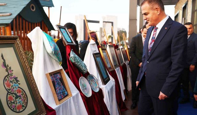 'Sanatın diliyle değerlerimiz, hat, tezhip, ebru' sergisi açıldı