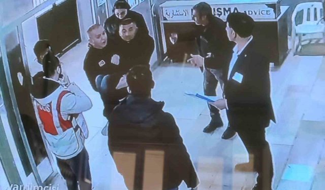 Sınava giderken aracının lastiği patlayan engelli genci polis, kucağında taşıdı