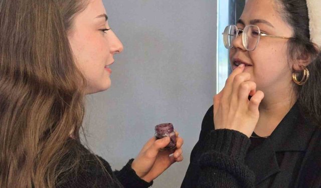 Soğan kabuğu ruj oldu: Çöpe gidecekken dudaklara sürüldü