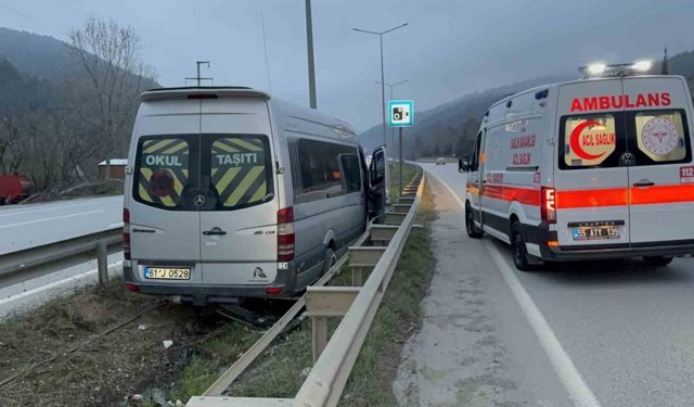 Tur minibüsü kaza yaptı: 4 yaralı