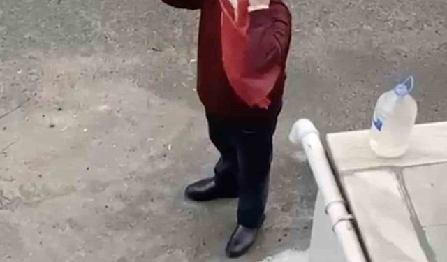 Yerde gördü, öperek yerine astı: İzleyenler duygulandı