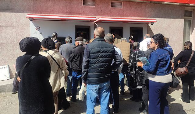 Mersin’de bayram nedeniyle ATM ve bankalarda yoğunluk yaşanıyor