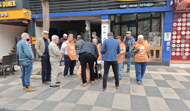 Mersin’de Halkevleri üyesi emekliler hakları için sokağa indi