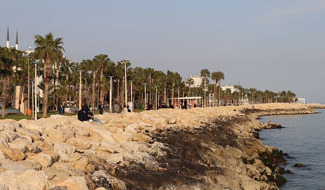 Mersinliler bir hafta sürecek yağışlardan önce sıcak havanın keyfini çıkardı