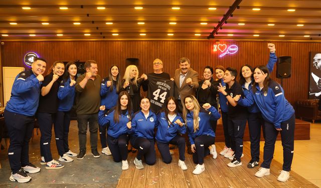 Toroslar’da kadın hentbol takımına moral ve destek gecesi