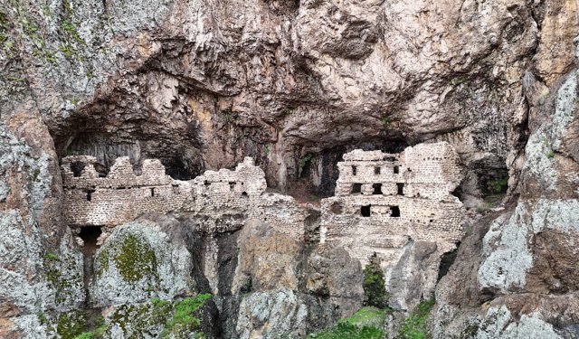 Sümela'yı andıran Alicin Manastırı doğal yapısıyla dikkat çekiyor