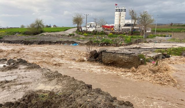 Osmaniye'de yağış felaketi: Yollar kapandı, ulaşım aksadı
