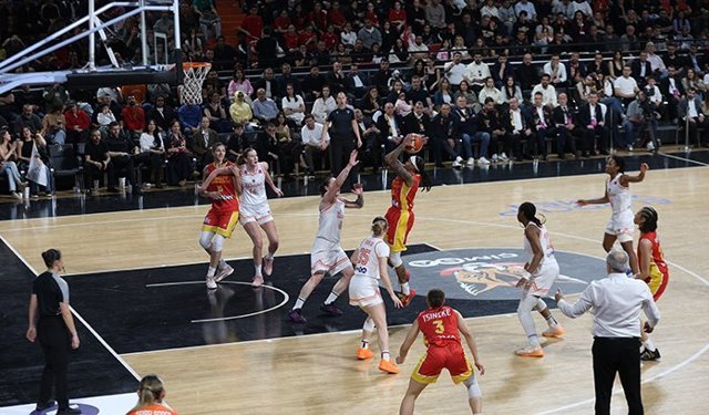 Bakan Bak FIBA Kadınlar Avrupa Kupası'nı kazanan Çimsa ÇBK Mersin'i tebrik etti