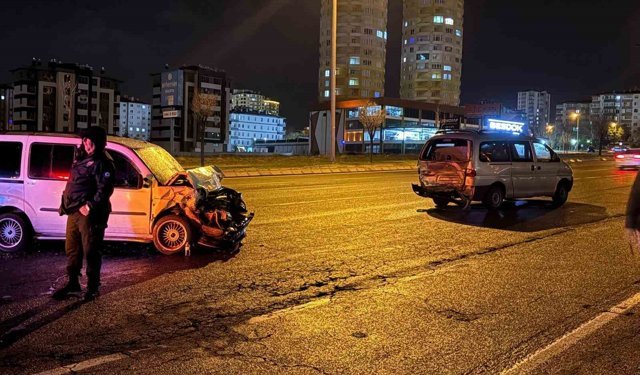 Arızalı minibüse çarpan araçta 7 aylık bebek dahil 6 yaralı