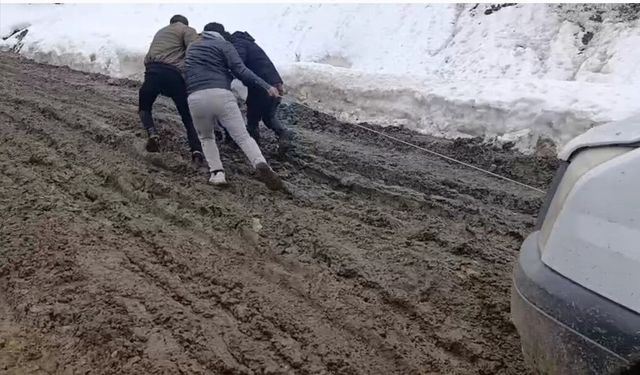 Bahçesaray'da çamurla mücadele: Vatandaşlar araçlarını iple çekerek ilerliyor