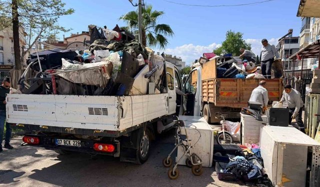 Belediye boşaltıyor, o dolduruyor: Daha önce 2 operasyonda 16 kamyon çöp çıkan evden 4 kamyon daha çöp çıktı