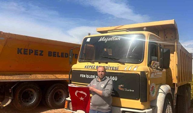 Belediye çalışanının bayrak hassasiyeti