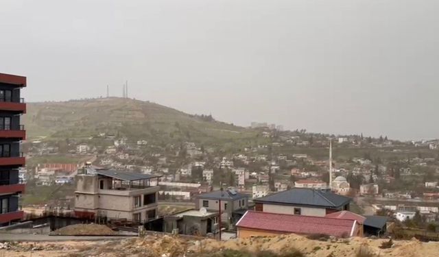 Besni'de toz taşınımı ve sağanak hayatı olumsuz etkiledi