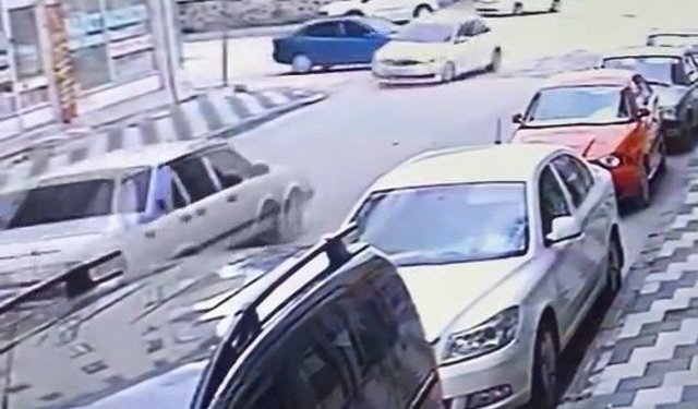 Elazığ'da otomobillerin çarpışma anı kameraya yansıdı