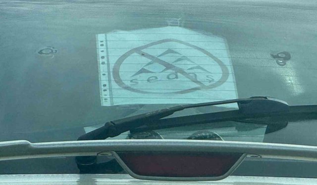 Elektrik şirketi bıktırınca tepkisini otomobilinin camına astığı özel tasarımlı afişle gösterdi